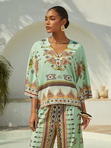 bluse-mit-ethnischem-totem-motiv-und-arm-default-6