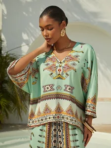 bluse-mit-ethnischem-totem-motiv-und-arm-grun-1