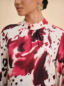 damenbluse-wein-abstrakter-druck-stehkra-default-2