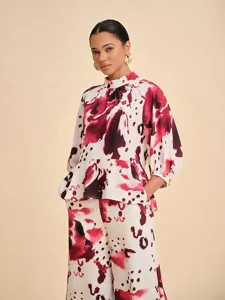 damenbluse-wein-abstrakter-druck-stehkra-default-5