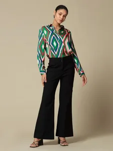 freizeithemd-aus-satin-mit-geometrischem-default-6