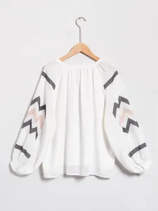 geometrisches-oberteil-mit-puffarmeln-un-default-8