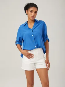 minimalistisches-blaues-hemd-mit-v-aussc-default-2