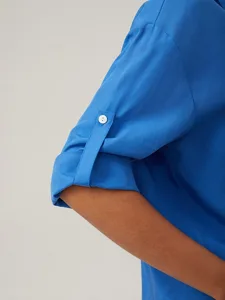 minimalistisches-blaues-hemd-mit-v-aussc-default-3