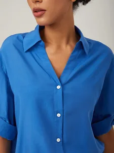 minimalistisches-blaues-hemd-mit-v-aussc-default-5