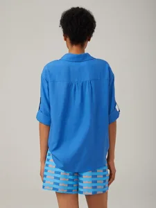 minimalistisches-blaues-hemd-mit-v-aussc-default-6