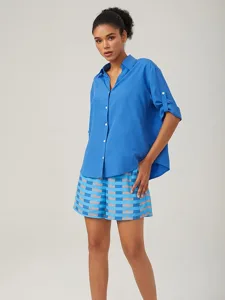 minimalistisches-blaues-hemd-mit-v-aussc-default-7