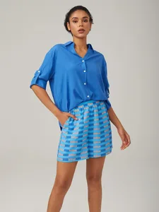 minimalistisches-blaues-hemd-mit-v-aussc-default-8