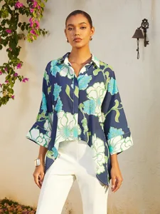 urlaubs-kurzhemd-aus-grunem-chiffon-mit-marineblau-1