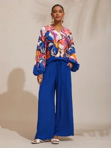 urlaubs-top-aus-satin-mit-kunstlerischem-default-2