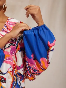 urlaubs-top-aus-satin-mit-kunstlerischem-default-3