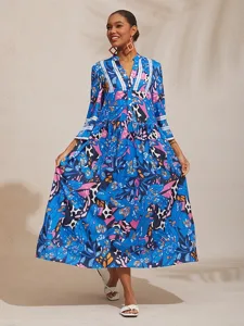 abstraktes-azurblaues-maxikleid-aus-seid-default-5