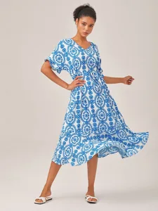 blaues-printkleid-im-resort-stil-mit-tai-blau-1