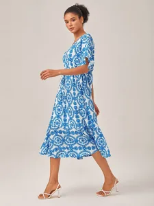 blaues-printkleid-im-resort-stil-mit-tai-default-10