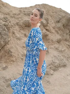 blaues-printkleid-im-resort-stil-mit-tai-default-11