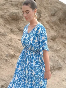 blaues-printkleid-im-resort-stil-mit-tai-default-12