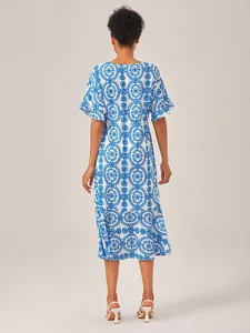 blaues-printkleid-im-resort-stil-mit-tai-default-2