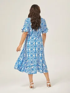 blaues-printkleid-im-resort-stil-mit-tai-default-4