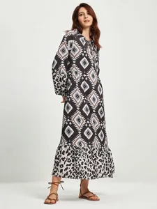 boho-maxikleid-mit-abstraktem-animal-pri-default-10