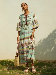flieendes-chiffon-maxikleid-mit-ethnisch-grun-1