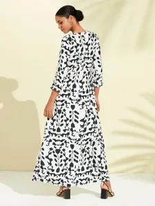 geometrisches-maxikleid-aus-satin-mit-bl-default-2