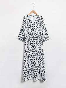geometrisches-maxikleid-aus-satin-mit-bl-default-8