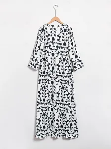 geometrisches-maxikleid-aus-satin-mit-bl-default-9
