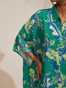 kurzarmliges-midikleid-mit-blattmuster-default-11