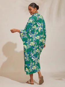 kurzarmliges-midikleid-mit-blattmuster-default-13