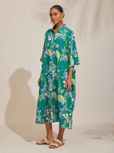 kurzarmliges-midikleid-mit-blattmuster-default-14