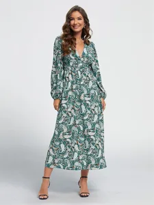 lassiges-florales-paisley-midikleid-mit-grun-1