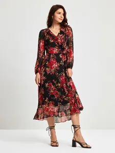 maxikleid-aus-chiffon-mit-blumendruck-un-schwarz-1