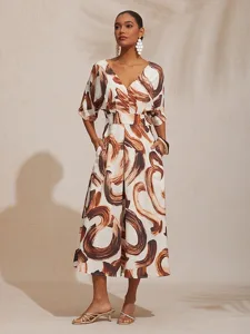 maxikleid-aus-satin-mit-abstraktem-pinse-default-7