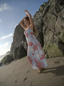 rotes-urlaubs-camisolekleid-mit-meeresmo-default-11