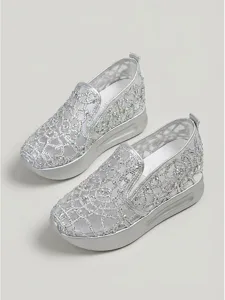 baskets-compensees-blanches-en-dentelle-argent-4
