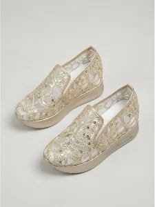 baskets-compensees-blanches-en-dentelle-doree-5