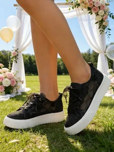 baskets-compensees-blanches-en-dentelle-noir-4