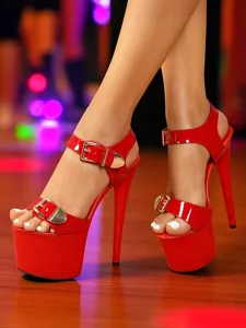 escarpins-a-plateforme-blancs-vernis-pou-rouge-1