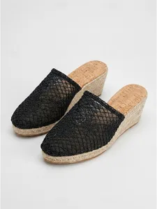 espadrilles-compensees-en-maille-crochet-noir-7