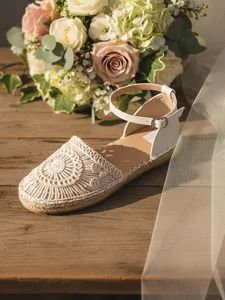 espadrilles-plates-blanches-en-dentelle-default-2