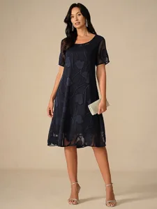 femmes-robe-longueur-genou-robe-en-chiff-bleu-marine-1