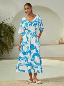 maxikleid-aus-satin-mit-blauem-pinselstr-himmelblau-1