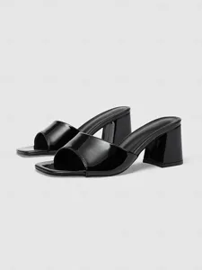 mules-blanches-elegantes-a-talons-carres-noir-12