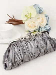 pochette-de-soiree-plissee-en-satin-blan-argent-10