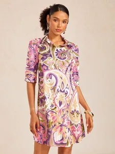 robe-chemise-en-satin-soyeux-a-motif-cac-violet-1