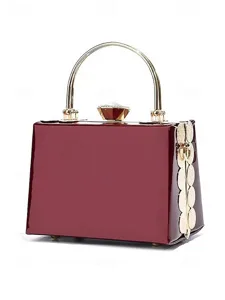 sac-a-main-de-soiree-en-cuir-verni-borde-default-6