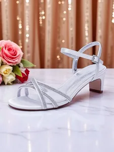 sandales-a-brides-strass-pour-la-mere-de-blanche-7