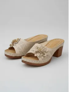 sandales-a-talons-carres-bleues-a-fleurs-beige-6