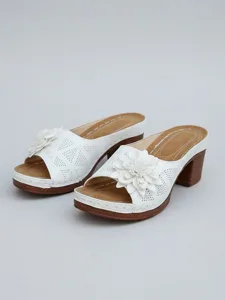 sandales-a-talons-carres-bleues-a-fleurs-blanche-7