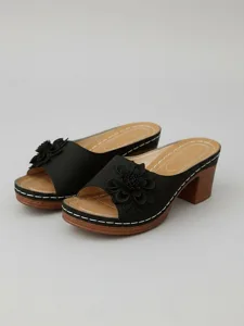 sandales-a-talons-carres-bleues-a-fleurs-noir-8